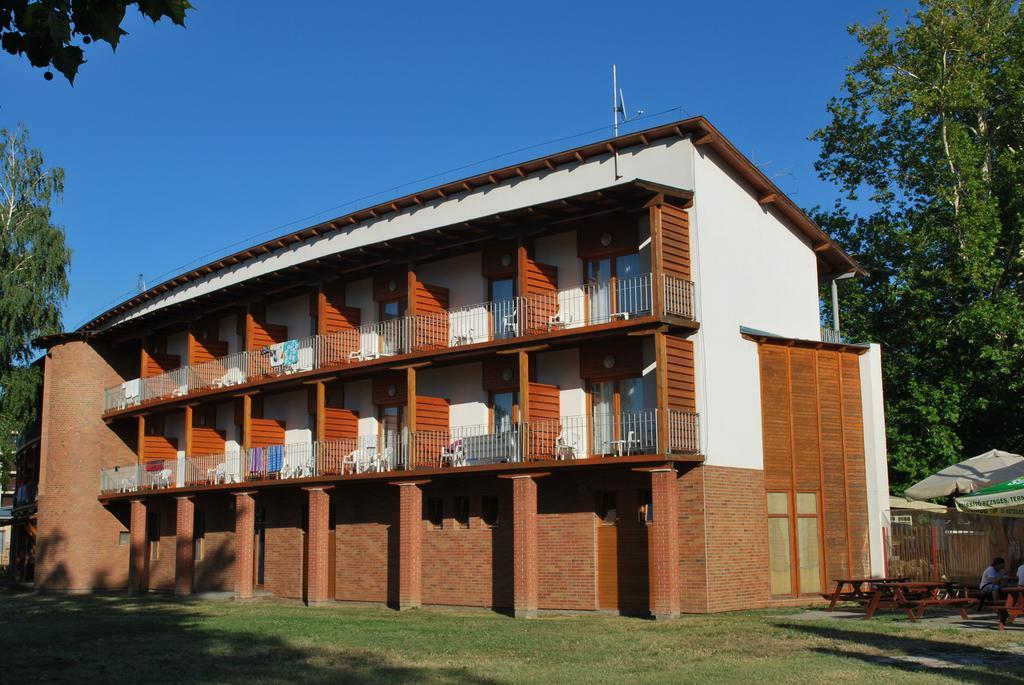 Hotel Holiday Siofok Exterior photo